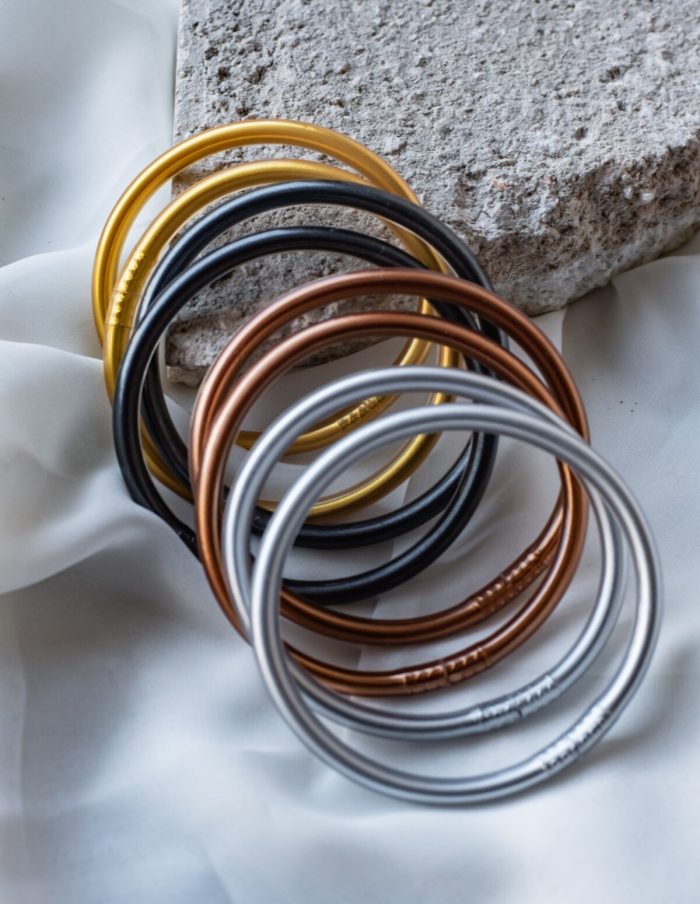 σταθερά βραχιόλια Μοναδικά κοσμήματα από διάφανο καουτσούκ σε υπέροχα καλοκαιρινά μεταλλικά χρώματα.